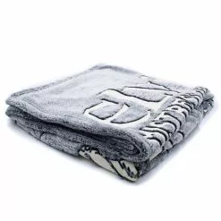 Elvira Comic Skull Glow In The Dark Throw Blanket Homewares & Gifts